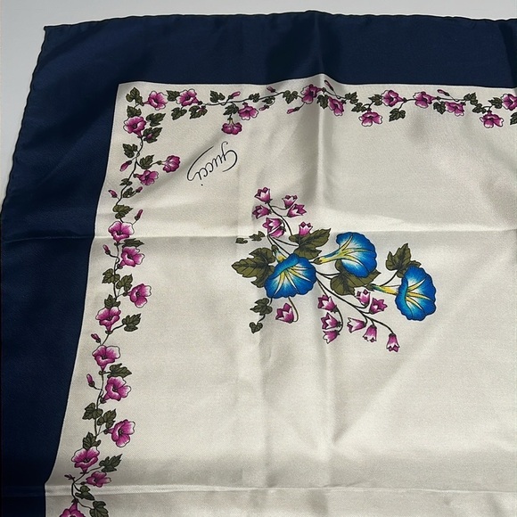 Gucci 26” Silk 1970’s Scarf Floral Design Petunias Bluebells - New Unworn - Picture 4 of 4